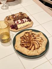 apple tart and cheeeeeeese (Photo by Annie Ling)